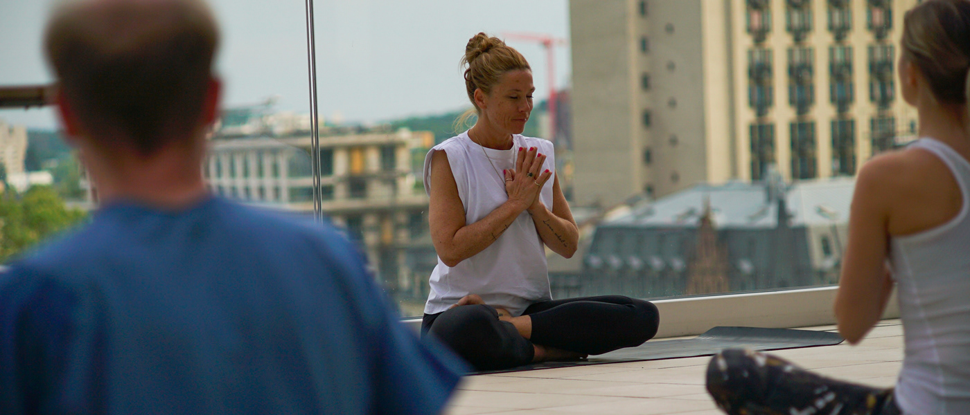 Claudia Goebbel in der Yogapraxis